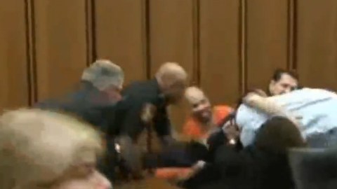 Los fiscales del condado Cuyahoga aún no han determinado si presentarán cargos contra el padre.