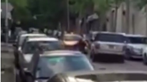 El Land Rover chocó contra un taxi tres veces.