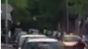 El Land Rover chocó contra un taxi tres veces.