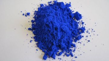 Azul YInMnImage copyrightUNIVERSIDAD DE OREGON
Image caption
Este azul es resistente al calor, es durable y no es tóxico.