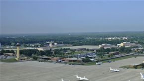 Los operadores de la base han estado informando de la emergencia por Twitter.