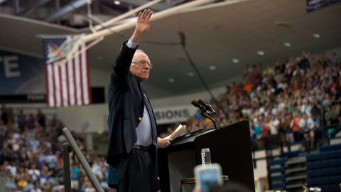 Bernie Sanders en uno de los muchos mítines multitudinarios que realizó durante su campaña por la nominación presidencial demócrata.