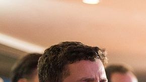 Varias personas miran los resultados del referéndum sobre la UE anunciadao en el Royal Festival Hall el 24 de junio, 2016, en Londres, Reino Unido.