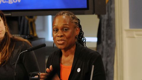 La primera dama de Nueva York, Chirlane McCray, presentó el nuevo programa de ayuda a las víctimas de sobredosis de opioides.