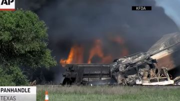Las llamas estallaron tras el choque de dos trenes de carga, frente a frente, en Pandhandle, Texas.