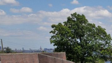 NYC Parks administra las piscinas públicas de la ciudad y ofrece clases gratis de natación.