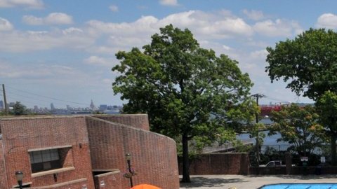 NYC Parks administra las piscinas públicas de la ciudad y ofrece clases gratis de natación.