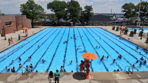 NYC Parks administra las piscinas públicas de la ciudad y ofrece clases gratis de natación.
