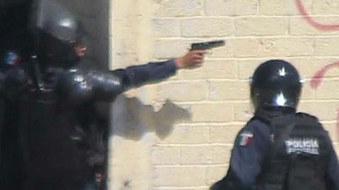 Polémica por uso de armas contra integrantes de la CNTE.