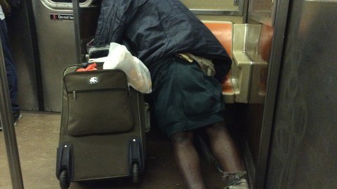 Desamparado en vagon del tren en NYC.