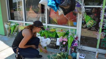 Tania Mercader llora la muerte de sus amigos, Juan Rivera y Luis Conde, propietarios de peluquería D'Magazine en Kissimmee.