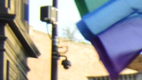 Miembros y simpatizantes de la comunidad LGBT se reunieron esta tarde en Chicago en una emotiva vigilia por la masacre de Orlando.