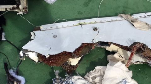 Parte de los restos del vuelo MS804 de EgyptAir que habían sido encontrados.