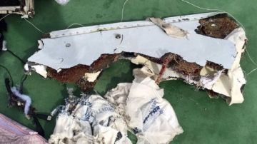 Parte de los restos del vuelo MS804 de EgyptAir que habían sido encontrados.