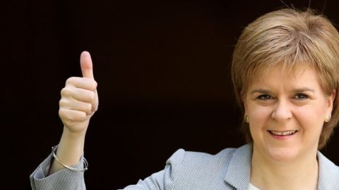 Sturgeon, ministra principal de Escocia, dijo este viernes que su gobierno dará "todos los pasos necesarios" para seguir en la Unión Europea.