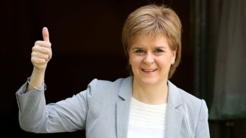 Sturgeon, ministra principal de Escocia, dijo este viernes que su gobierno dará "todos los pasos necesarios" para seguir en la Unión Europea.