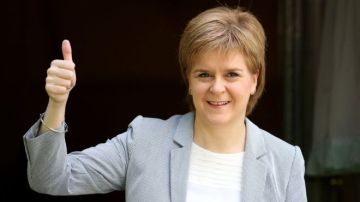 Sturgeon, ministra principal de Escocia, dijo este viernes que su gobierno dará "todos los pasos necesarios" para seguir en la Unión Europea.