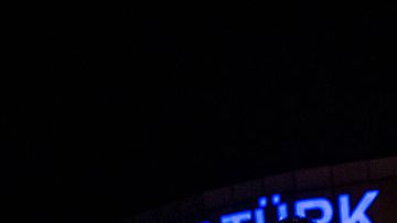 Viajeros abandonan el aeropuerto más grande de Turquía, después de un ataque suicida con bomba en las primeras horas del 29 de junio de 2016, en Estambul.