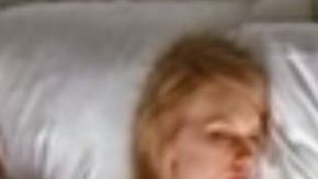 Kanye West aparece tumbado junto a su esposa, Kim Kardashian, y Taylor Swift.