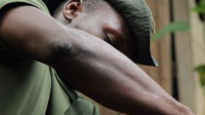 Los guerrilleros siguen cargando sus armas y las mantienen en condiciones, listas para usar.