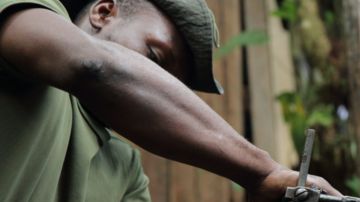 Los guerrilleros siguen cargando sus armas y las mantienen en condiciones, listas para usar.