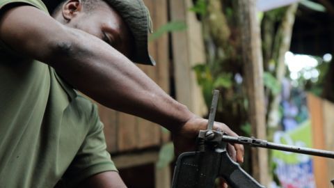 Los guerrilleros siguen cargando sus armas y las mantienen en condiciones, listas para usar.