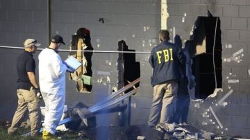 Agentes del FBI revisan los orificios por donde el equipo SWAT de las autoridades logró ingresar al club Pulse para acabar con el ataque de Omar Marteen.