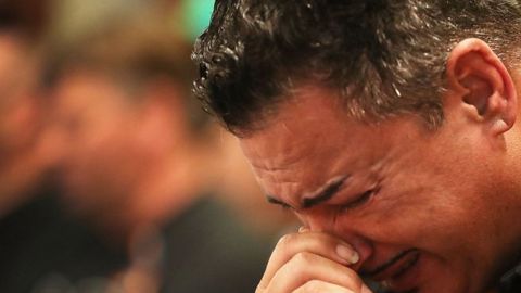 Uno de los sobrevivientes del ataque en Orlando, Florida, llora desconsolado junto a los familiares de las víctimas fatales.