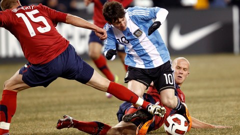 Messi (c) y Bradley (der.) volverán a verse las caras en una cancha.