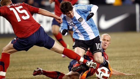 Messi (c) y Bradley (der.) volverán a verse las caras en una cancha.