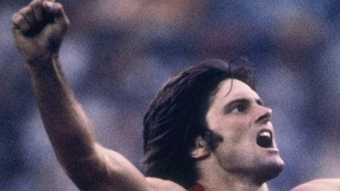 Bruce Jenner al ganar el oro olímpico en los Juegos Olímpicos de Montreal 76.