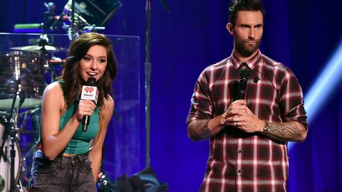 Christina Grimmie (i) y Adam Levine en la fiesta de lanzamiento del álbum iHeartRadio en iHeartRadio Theater en Burbank, California, el 26 de agosto de 2014.