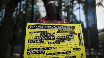 Protesta de Amnistía Internacional en apoyo a la svíctimas de torturas frente a la Fiscalía General de México.