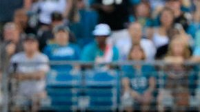 Hurns tiene que utilizar prendas de más para recubrir su cuerpo.