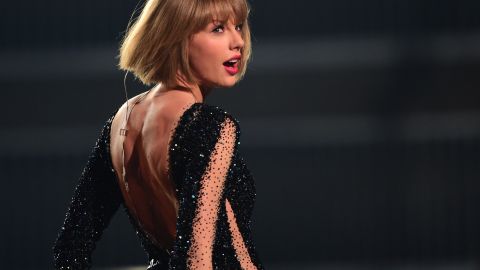 Taylor Swift y Tom Hiddleston bailaron entre abrazos el tema de Selena 'Hands to Myself'.