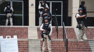 Seguridad resguarda el perímetro de UCLA tras el tiroteo del miércoles.