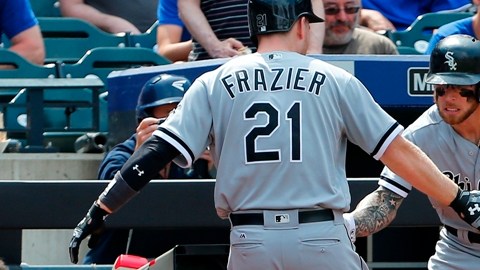 Todd Frazier y Brett Lawrie festejan un jonrón en el séptimo inning ante los Mets en Citi Field.