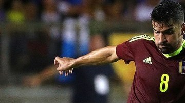 Tomás Rincón del Genoa italiano es el eje del ataque venezolano.