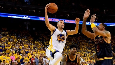 Curry no salió fino pero no hizo falta. Warriors se llevó el primero ante los Cavs.