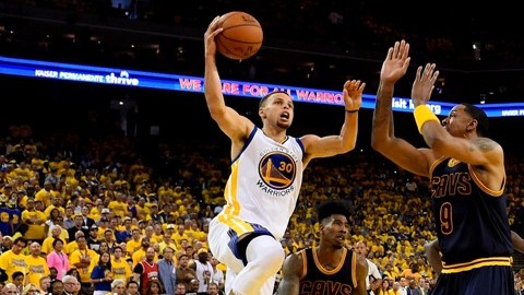 Curry no salió fino pero no hizo falta. Warriors se llevó el primero ante los Cavs.