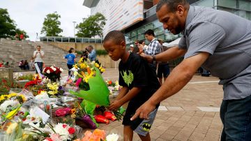 Varias personas dejan flores en homenaje a la leyenda del boxeo Muhammad Ali Muhammad Ali en Louisville, Kentucky.