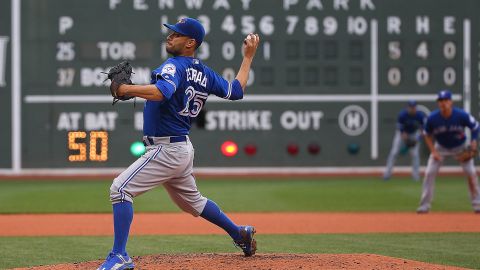 Marco Estrada estaba lanzando una joya el domingo en el estadio de los Medias Rojas. Le quebraron el sin hit en la octava entrada.