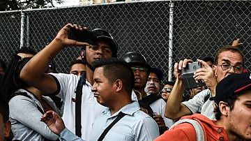 Autoridades reprimen con violencia una nueva marcha  en Venezuela para pedir la remoción de Nicolás Maduro.