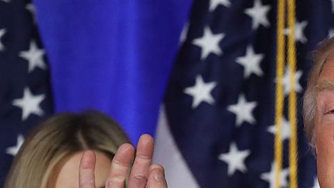 Donald Trump dando el discurso en el que anunció que su campaña estará basada en acusar a los Clinton de "enriquecerse a costa de sus puestos públicos".