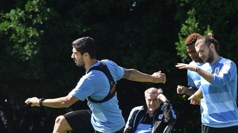 Oscar Washington Taváres observa calentar a Luis Suárez, Abel Hernández, Gaston Silva y Diego Rolán.