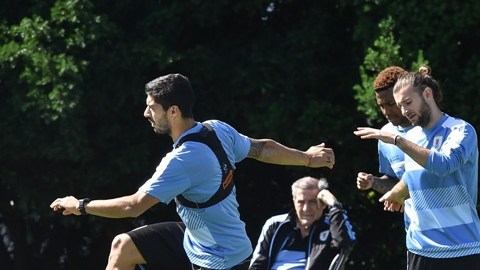 Oscar Washington Taváres observa calentar a Luis Suárez, Abel Hernández, Gaston Silva y Diego Rolán.