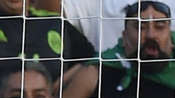 El arquero Blake alcanzó a tocar el balón pero no pudo evitar el gol.