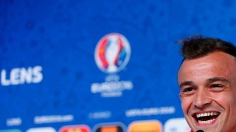 Xherdan Shaqiri vio con humor el asunto de las camisetas rotas en la Euro 2016.