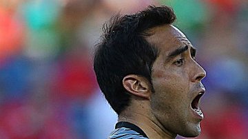 Claudio Bravo atraviesa por momentos familiares complciados que han mermado su rendimiento con Chile.