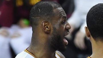 LeBron James le reclama a Draymond Green durante el partido del viernes, tras un forcejeo que incluyó un golpe bajo del jugador de los Warriors.
